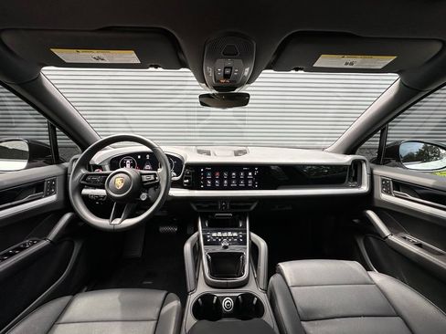 Certified 2024 Porsche Cayenne AWD/4WD image 6