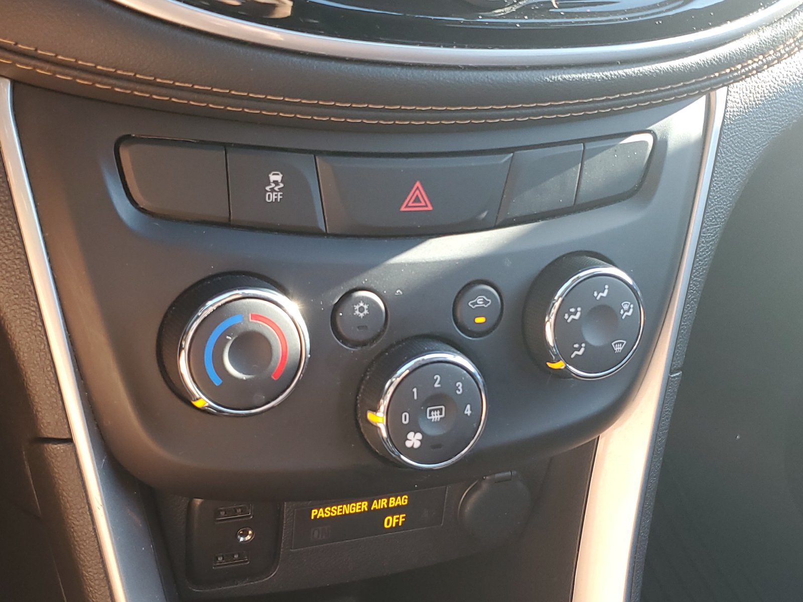 Used 2020 Chevrolet Trax LT w/ LT Convenience Package FWD image 27