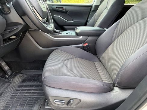 Used 2023 Toyota Highlander L AWD/4WD image 17