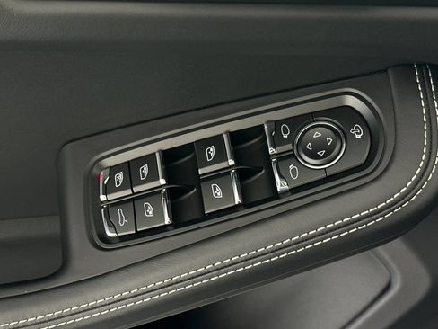 Certified 2023 Porsche Macan Turbo AWD/4WD image 13