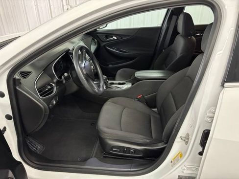 Used 2021 Chevrolet Malibu LT FWD image 2