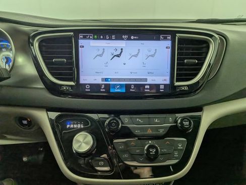 Used 2023 Chrysler Pacifica Touring-L FWD image 20