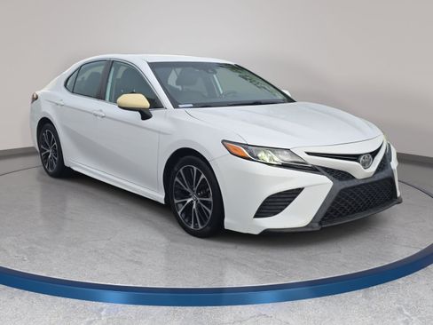 Used 2019 Toyota Camry SE FWD image 3