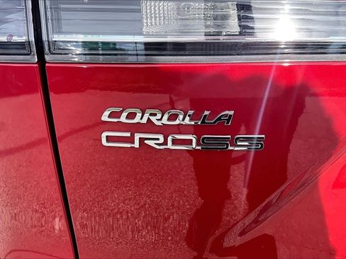 Used 2024 Toyota Corolla Cross XLE w/ Convenience Package AWD/4WD image 10