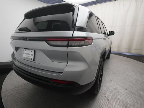 Used 2025 Jeep Grand Cherokee Altitude AWD/4WD image 13