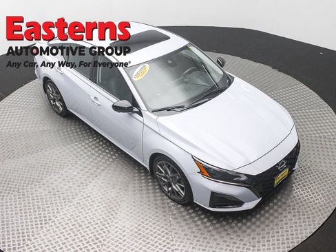 Used 2023 Nissan Altima 2.0 SR FWD image 3