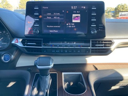 Used 2024 Toyota Sienna XLE image 18