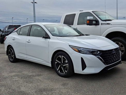 Used 2025 Nissan Sentra SV image 2