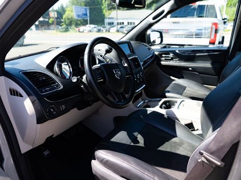 Used 2019 Dodge Grand Caravan SXT FWD image 18