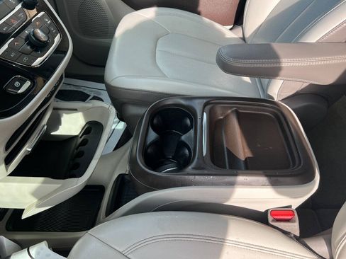 Used 2021 Chrysler Voyager Lxi FWD image 18