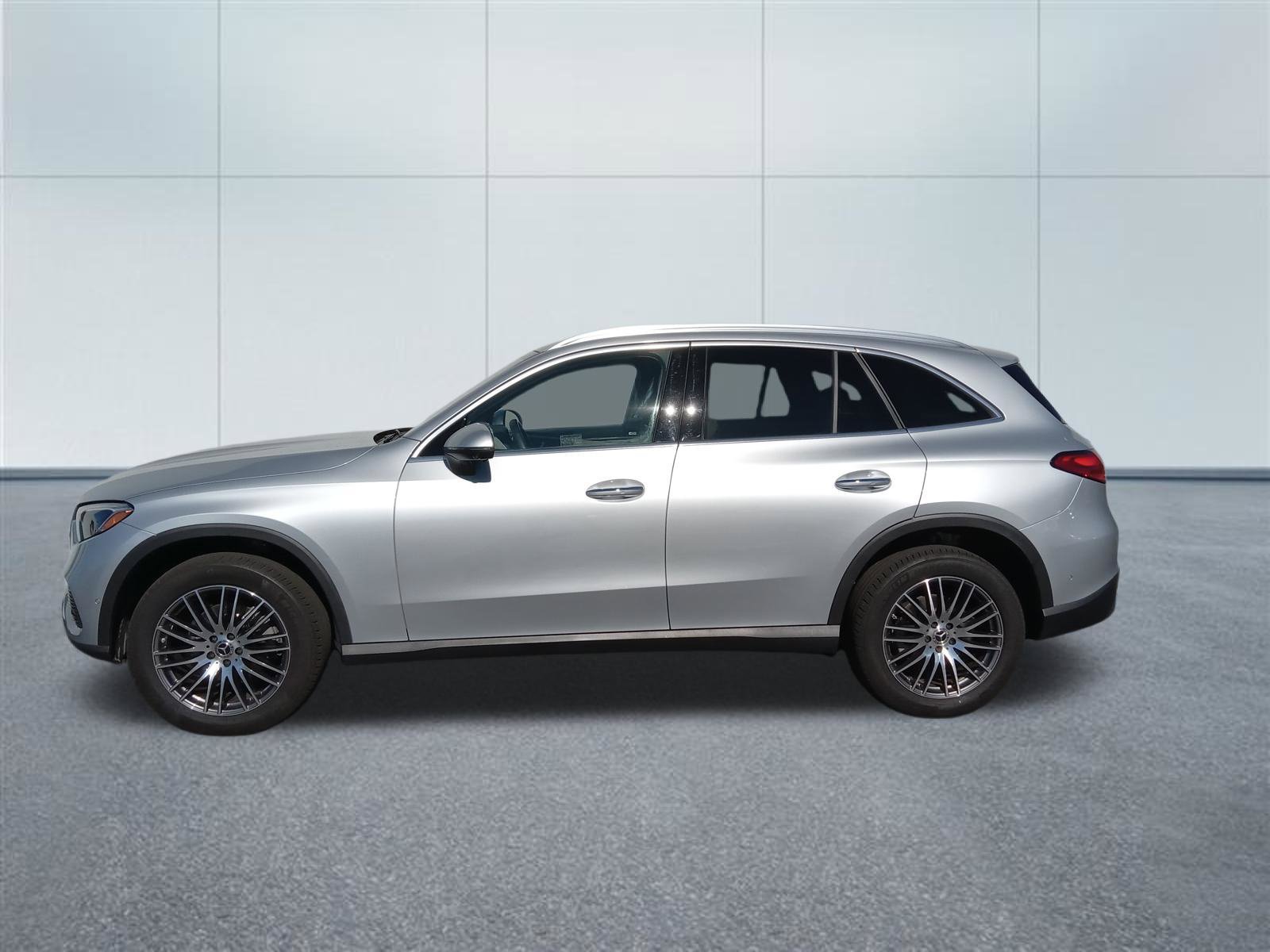Used 2025 Mercedes-Benz GLC 300 4MATIC image 2