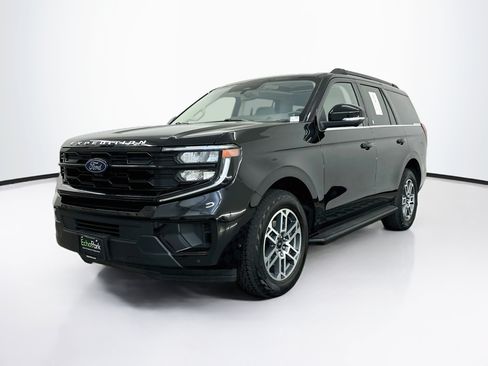 Used 2025 Ford Expedition Active AWD/4WD image 3