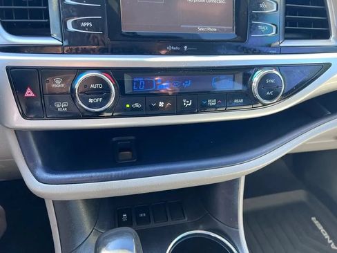 Used 2015 Toyota Highlander Plus FWD image 28