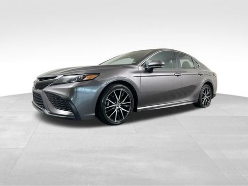 Used 2022 Toyota Camry SE w/ Convenience Package FWD image 2