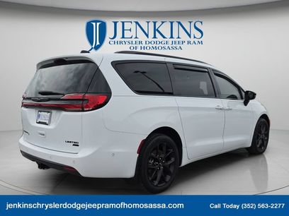 Used 2024 Chrysler Pacifica Limited w/ Uconnect Theater Family Group