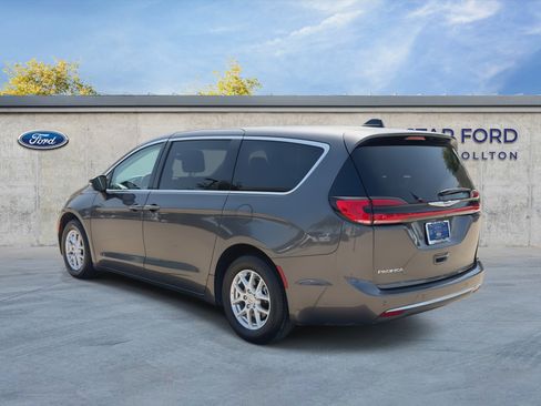 Used 2023 Chrysler Pacifica Touring-L FWD image 6