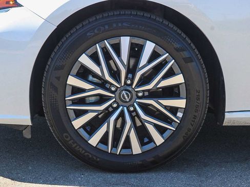 Used 2025 Nissan Altima 2.5 SV FWD image 11