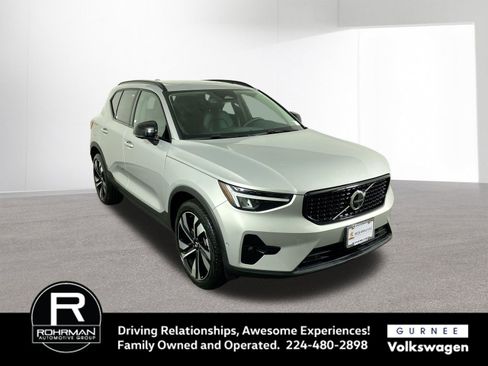 Used 2025 Volvo XC40 B5 Plus image 3
