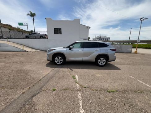 Used 2025 Toyota Highlander LE FWD image 16
