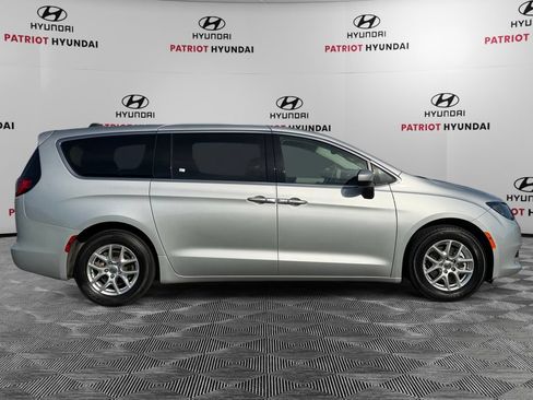 Used 2023 Chrysler Voyager LX FWD image 2