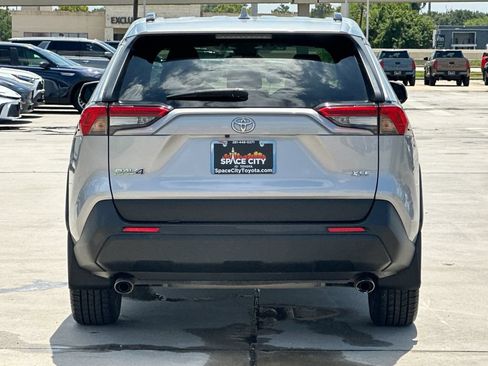 Used 2021 Toyota RAV4 XLE Premium FWD image 5