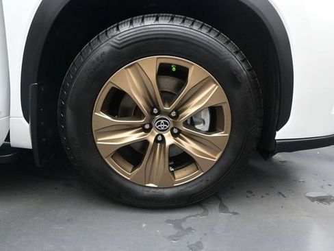 Used 2023 Toyota Highlander Bronze Edition AWD/4WD image 19