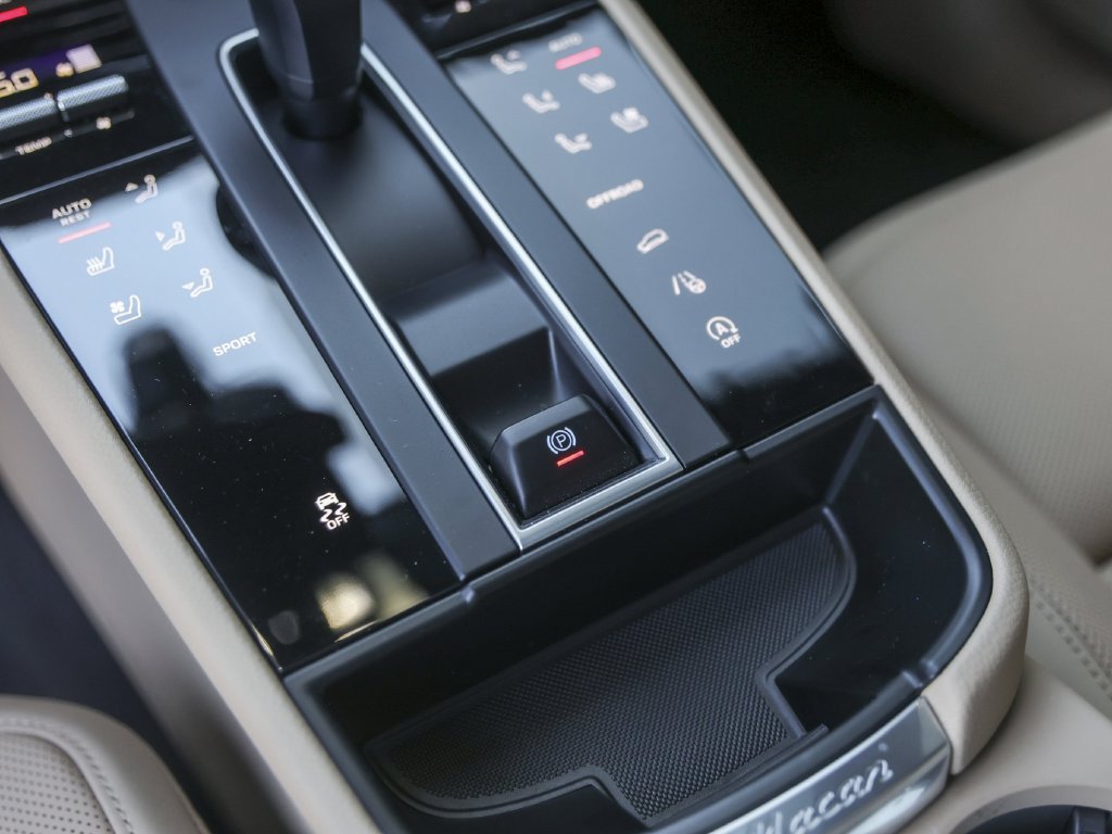 Certified 2026 Porsche Macan AWD/4WD image 26
