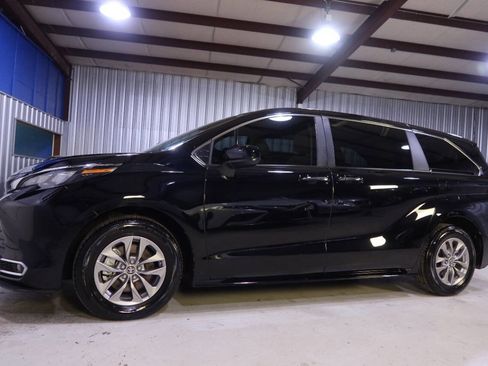 Used 2024 Toyota Sienna XLE image 1