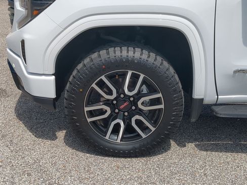 Used 2024 GMC Sierra 1500 AT4 w/ Technology Package AWD/4WD image 11