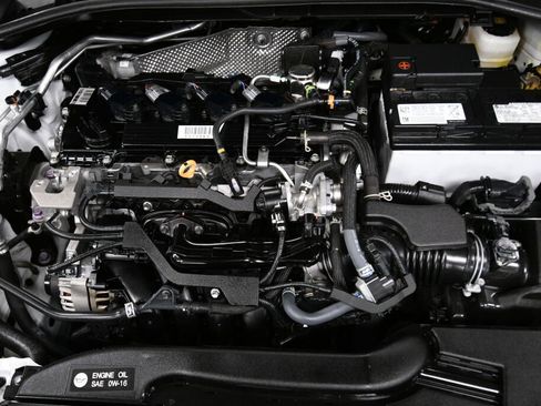 Certified 2022 Toyota Corolla Cross XLE image 35