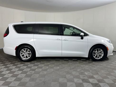 Used 2023 Chrysler Pacifica Touring-L FWD image 5