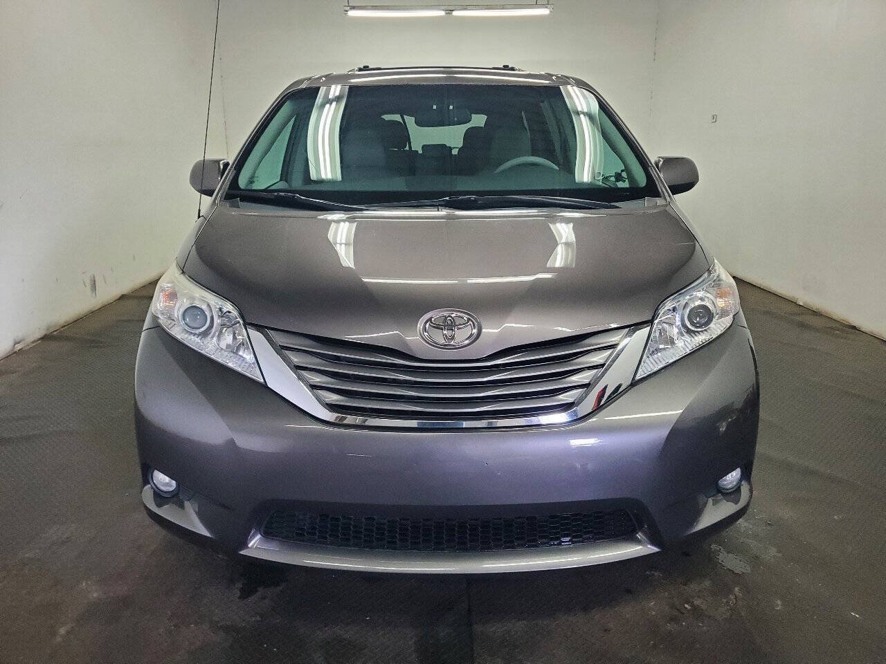 Used 2013 Toyota Sienna XLE w/ Entertainment Pkg FWD image 2