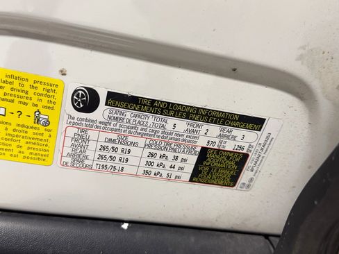 Used 2018 Porsche Cayenne w/ Premium Package image 40