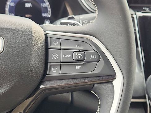 Used 2023 Jeep Grand Cherokee Laredo AWD/4WD image 22