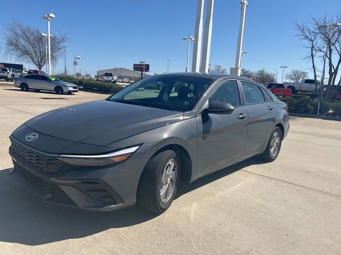 Used 2024 Hyundai Elantra SE image 1