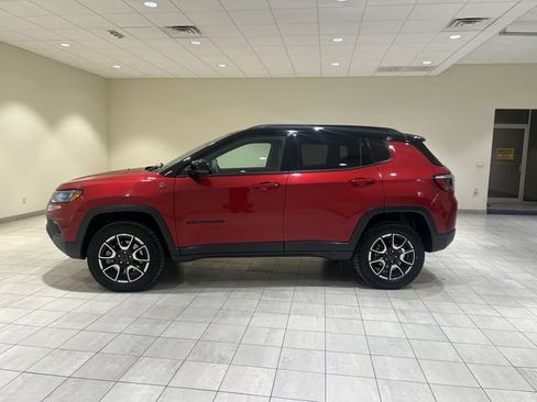 Used 2025 Jeep Compass Trailhawk AWD/4WD image 2