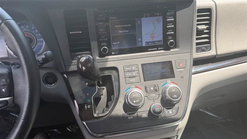 Used 2018 Toyota Sienna XLE w/ XLE Navigation Package FWD image 40