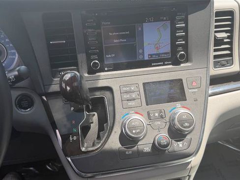 Used 2018 Toyota Sienna XLE w/ XLE Navigation Package FWD image 40