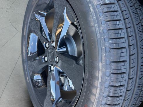 Certified 2025 Jeep Grand Cherokee Limited w/ Black Appearance Package image 33