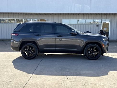 Used 2024 Jeep Grand Cherokee Limited w/ Luxury Tech Group II image 2