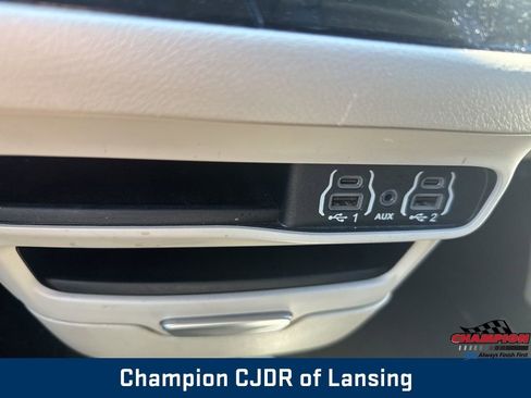 Used 2024 Chrysler Pacifica Touring-L image 29