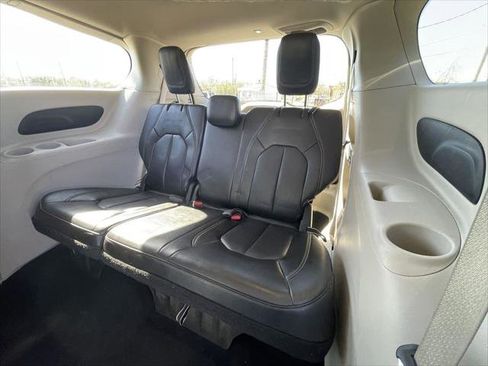 Certified 2023 Chrysler Pacifica Touring-L FWD image 43