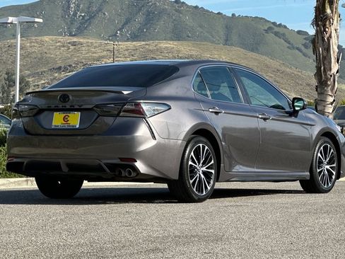 Used 2018 Toyota Camry SE image 3
