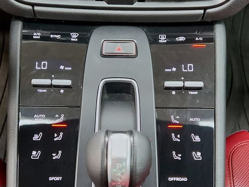 Certified 2023 Porsche Macan AWD/4WD image 18