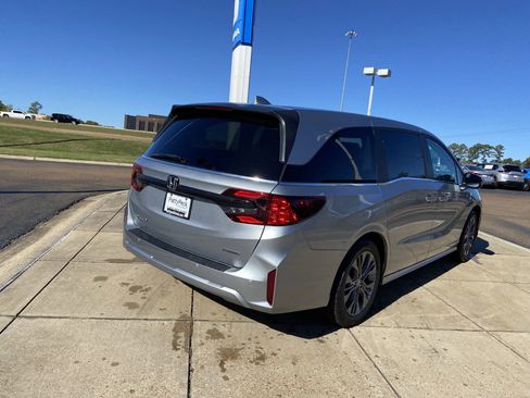 New 2026 Honda Odyssey Touring image 10