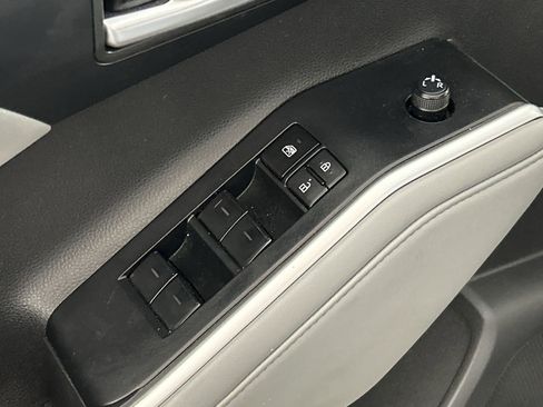 Used 2025 Toyota Highlander XLE FWD image 20