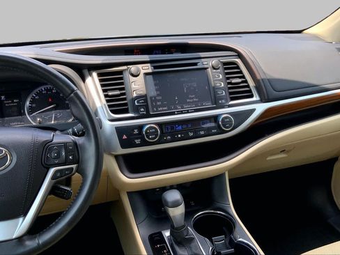 Used 2018 Toyota Highlander Limited AWD/4WD image 7