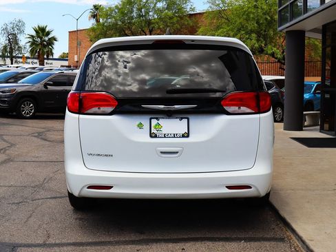 Used 2022 Chrysler Voyager LX FWD image 11
