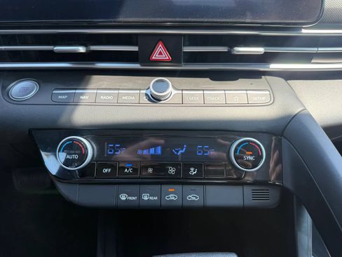 Used 2024 Hyundai Elantra SEL FWD image 17