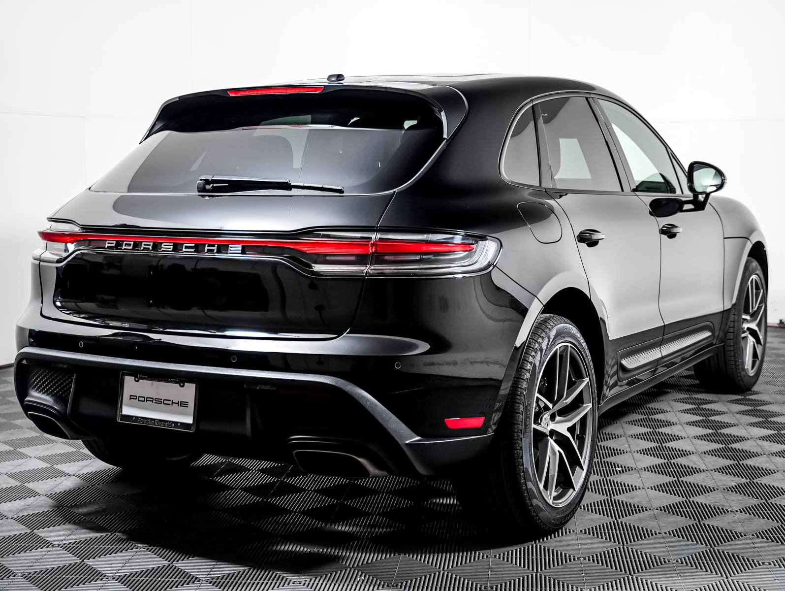 Certified 2024 Porsche Macan AWD/4WD image 10